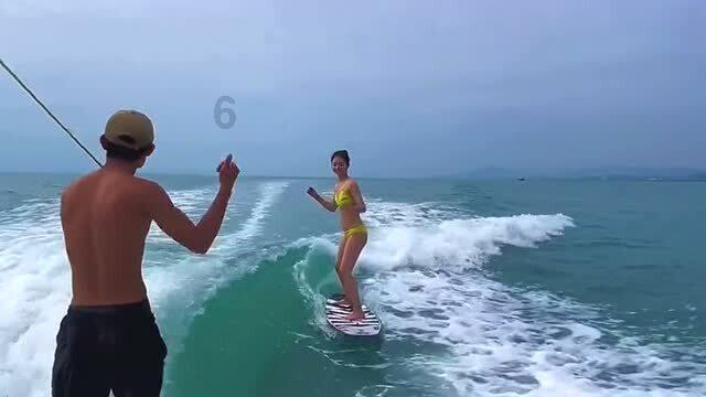 逃离残破的机舱