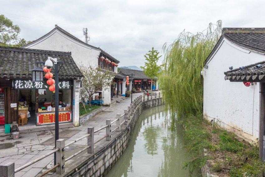 为什么我自杀五次 都被人救下呢 选择的地方根本就不是一般人去的 但就是偏偏有人来救？游戏画面